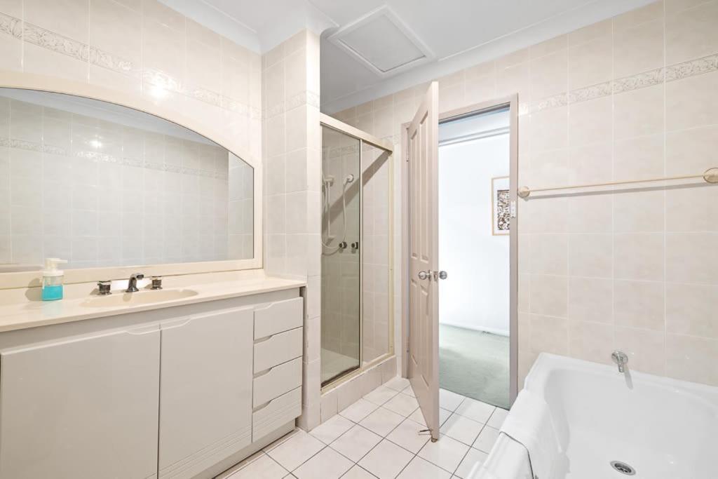 Chic Single Room - Mins To Stations & Eateries - Shared Bathroom Pymble Exterior photo